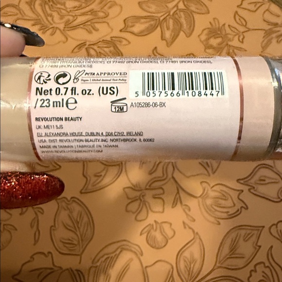 5/$25 Revolution Conceal & Hydrate Radiance Foundation -  f4 - Picture 3 of 3